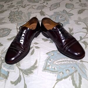 A pair of Cole Haans men's leather Oxfords in a size 9D. They're pre-loved